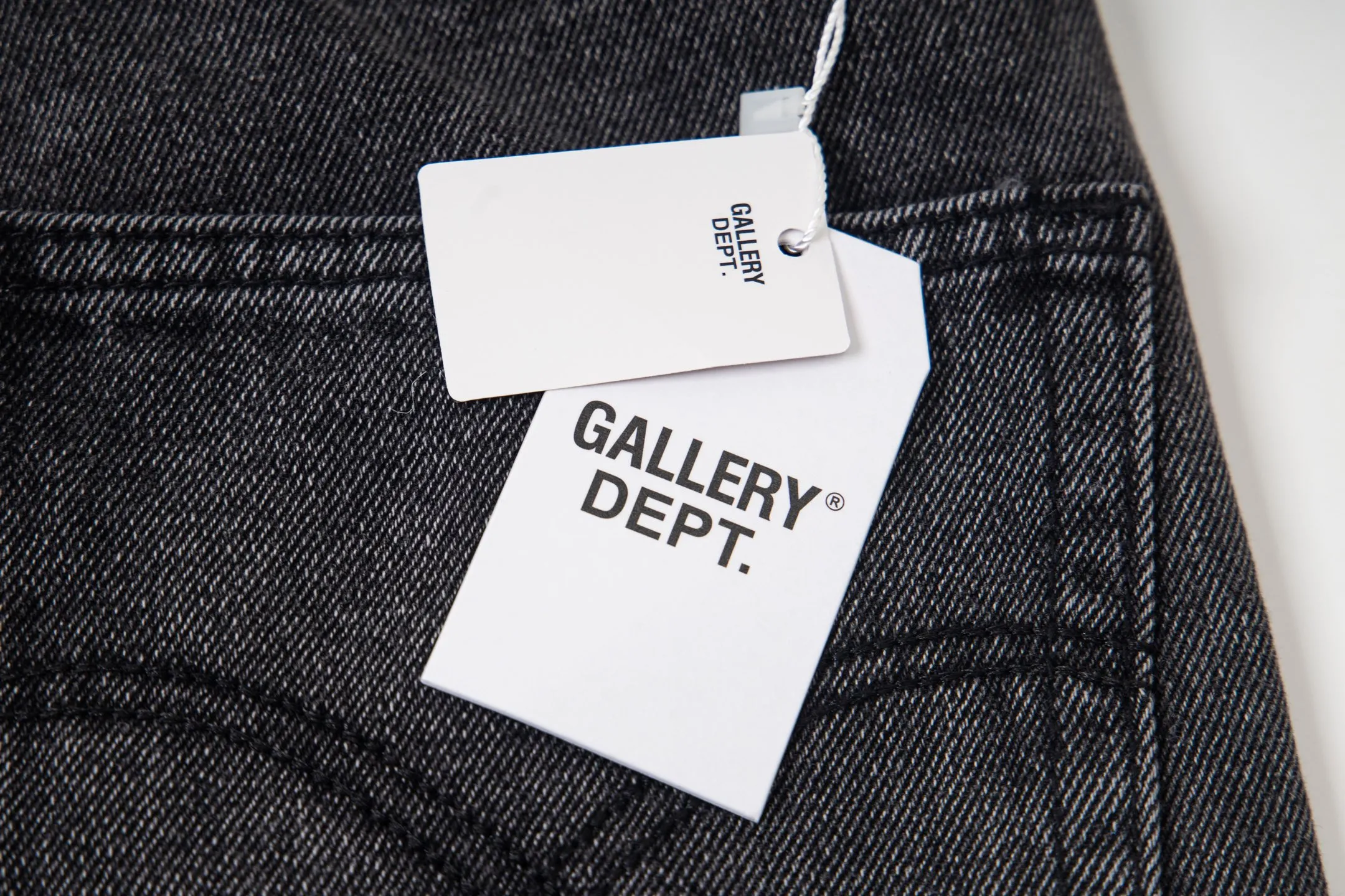 P240 Chrome Hearts Gallery co-branded limited-edition cross-flared flared jeans are a hot item this season and are sought after by countless celebrities and fashionistas. The neat details of the cutting process add color to the playful fashion! The neat and meticulous design, and the well-fitting structure is unique. The upper body not only has outstanding recognition, but also looks younger and younger. A style with the ultimate wearing meaning and performance, gorgeous color matching, and the craftsmanship of this style is also extremely extraordinary. After the finished product is washed, it is disassembled and hand-made with sheepskin cross leather and then spliced ​​together to complete. The whole piece has too many craftsmanship to describe. It is decorated with patchwork cross flowers and high-waisted washed jeans! ! Absolutely high-end luxury product, a god-level single product, a super popular product, made with top heavy industry, a must-see magic weapon that can't be missed. Style number: 1836 Size: 28 30 32 34 36 Color: black